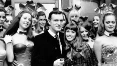 Pendiri majalah Playboy Hugh Hefner berpose dengan pacarnya Barbara Benton seorang aktris berusia 19 tahun dan dikelilingi Bunny Girls di Playboy Club, London, pada 5 September 1969. Hugh Hefner tutup pada pada usia 91 tahun. (AP Photo)