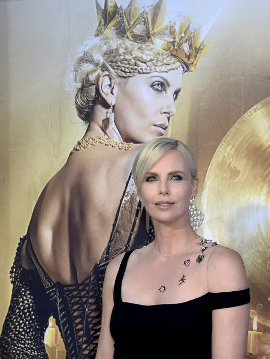 Artis  Charlize Theron saat hadir selama pemutaran perdana film " The Huntsman : Winter War " di Los Angeles , California, (11/4). Charlize Theron berperan sebagai Queen pada film " The Huntsman : Winter War " tersebut. (REUTERS / Kevork Djansezian) 