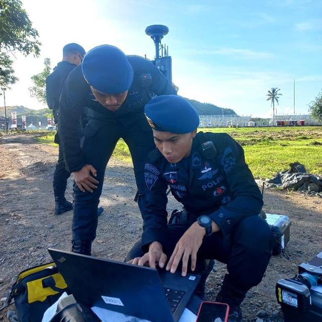 Tim drone Korps Brimob Polri menurunkan paksa drone liar yang terbang di kawasan Sirkuit Mandalika jelang gelaran MotoGP 2022