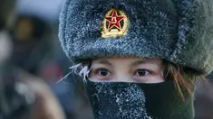 Tentara wanita Pembebasan Rakyat (PLA) yang dikerahkan dalam latihan militer di Pegunungan Pamir, Kashgar, wilayah Xinjiang, barat laut China (4/1/2021). Pandemi Covid-19 tak menghalangi China untuk terus memperkuat militernya dengan latihan menggelar musim dingin di kawasan pegunungan. (AFP/STR)