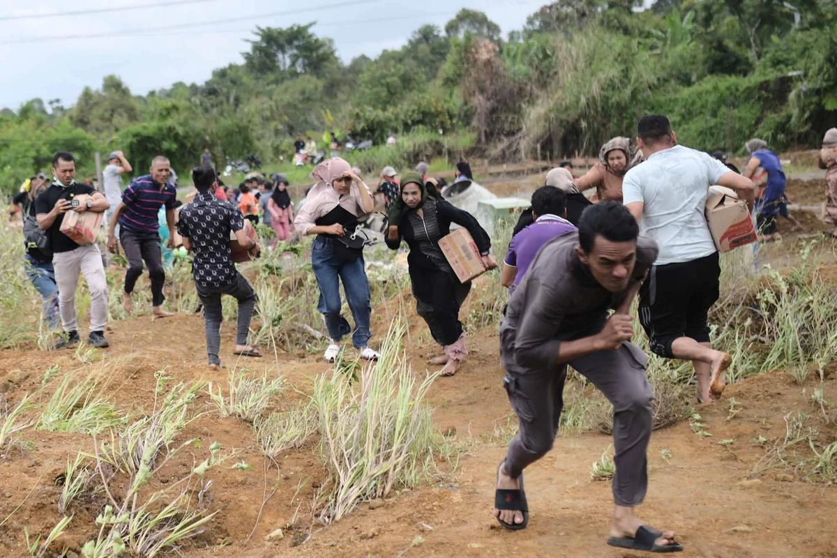 FOTO: Bantuan Udara Menjangkau Kampung-Kampung Terisolasi di Aceh Tengah