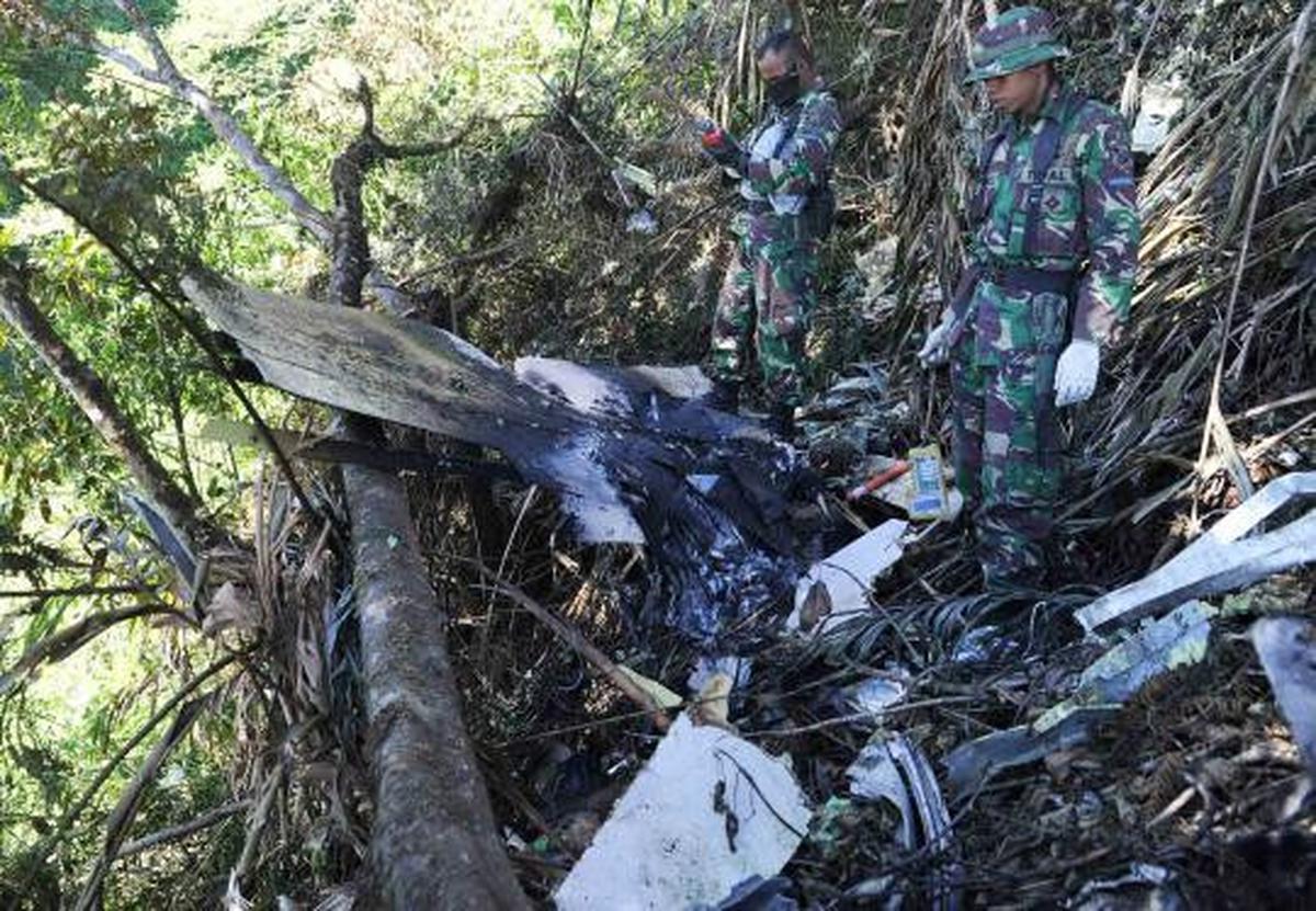 Saat evakuasi jenazah korban pesawat Sukhoi dibawa menggunakan helikop 