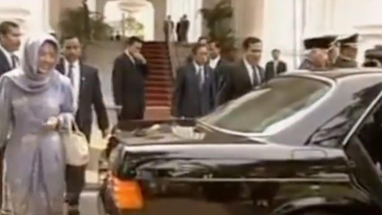 Dalam video, Soeharto terlihat tampil mengenakan kemeja dan peci hitam ciri khasnya.