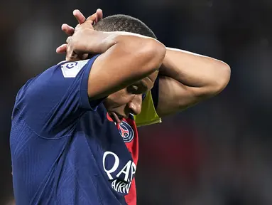 Reaksi kecewa pemain Paris Saint-Germain, Kylian Mbappe setelah kalah dari Nice pada laga lanjutan Ligue 1 2023/2024 di Parc des Princes, Paris, Prancis, Sabtu (16/09/2023). PSG kalah dengan skor 2-3. (AP Photo/Michel Euler)