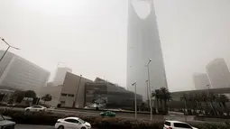 Pemandangan gedung pencakar langit Pusat Kerajaan selama badai debu berat di pusat ibu kota Arab Saudi, Riyadh (17/5/2022). Tidak ada penundaan atau pembatalan penerbangan yang diumumkan akibat badai pasir tersebut. (AFP/Fayez Nureldine)