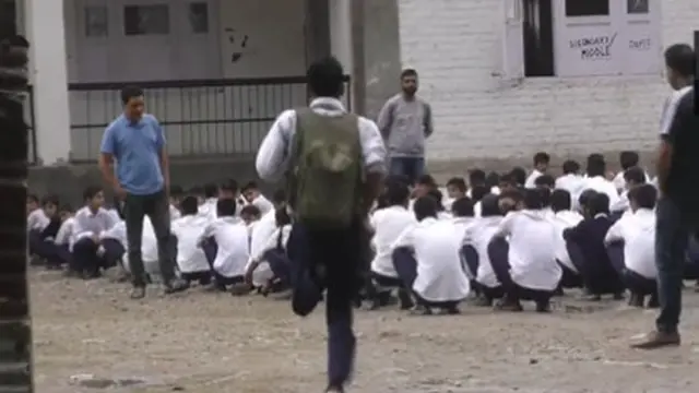 Ingin Jadi Dokter, Pelajar Ini Jalan 2Km dengan Satu Kaki ke Sekolah