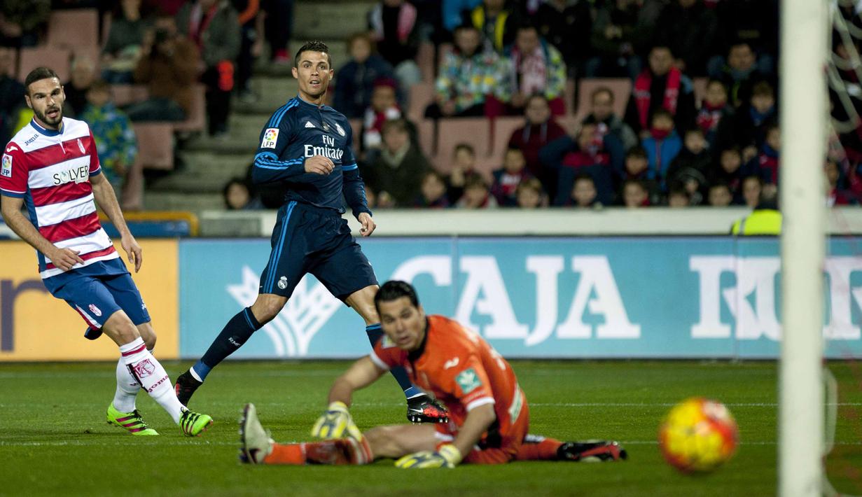 Kiper Granada, Andres Fernandez (kanan) melihat bola yang meluncur kearah gawangnya hasil sepakan Cristiano Ronaldo pada lanjutan La Liga Spanyol di di Estadio Nuevo Los Carmenes, Senin (8/2/2016) dini hari WIB. (AFP/Jorge Guerrero)