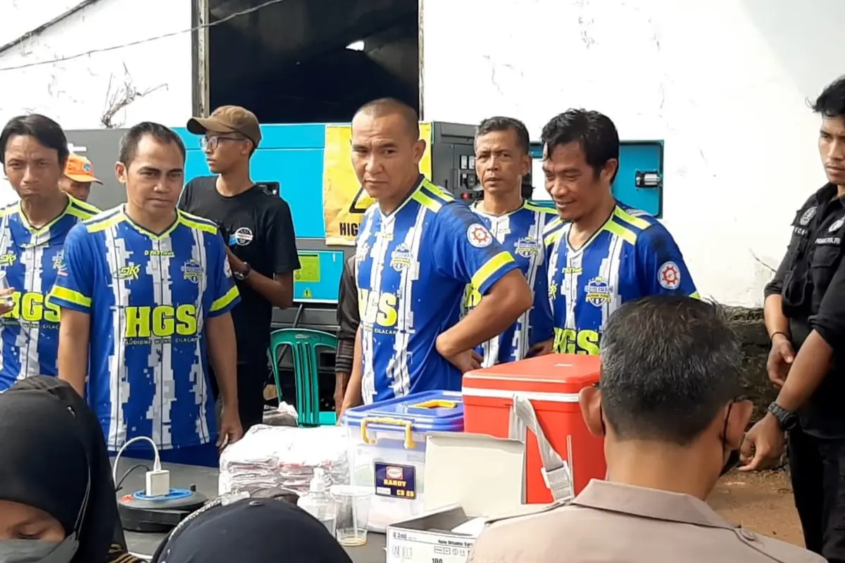 Para pemain Persib Bandung Legend tengah bersiap sekaligus menyaksikan program vaksinasi Covid-19 yang digelar Polres Tasikmalaya.