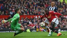 Striker Manchester United (MU) Romelu Lukaku (kanan) melepas tembakan yang dihentikan kiper West Bromwich Albion Ben Foster pada laga di Old Trafford, Minggu (15/4/2018). (AFP/Paul Ellis)