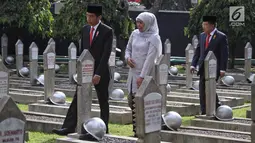Presiden RI, Joko Widodo bersama Wapres Jusuf Kalla dan Mensos Khofifah Indar Parawansa berjalan di Taman Makam Pahlawan Nasional Kalibata saat memperingati Hari Pahlawan 2017, Jakarta, Jumat (10/11). (Liputan6.com/Pool)