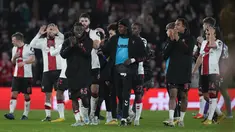 Para pemain Southampton melakukan selebrasi usai pertandingan melawan Manchester City pada perempat final Piala Liga Inggris di stadion St Mary di Southampton, Inggris, Kamis (12/1/2023). Southampton menang atas Man City dengan skor 2-0 dan melangkah ke semifinal. (AP Photo/Hibah Alastair)