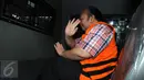 Kasubdit Kasasi dan Peninjauan Kembali Perdata Khusus Mahkamah Agung, Andri Tristianto Sutrisna memasuki mobil tahanan usai diperiksa KPK, Jakarta, Senin (7/3/2016). (Liputan6.com/Helmi Afandi)