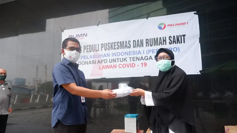 Direktur Teknik Pelindo 1 menyerahkan bantuan Alat Pelindung Diri (APD) pada tiga Rumah Sakit Rujukan Covid-19 di Sumatera Utara dan delapan Puskesmas di wilayah Medan Utara