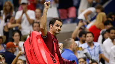 Petenis Swiss, Roger Federer meninggalkan lapangan usai dikalahkan John Millman dari Australia pada babak 16 besar AS Terbuka 2018 di New York, (4/9). Federer kalah dari John Millman 3-6, 7-5, 7-6 (9-7), 7-6 (7-3). (AP Photo/Jason DeCrow)