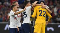 Para pemain Tottenham Hotspur berselebrasi setelah menjuarai Audi Cup 2019 dengan mengalahkan Bayern Munchen 2019, Kamis (1/8/2019) dini hari WIB. (AFP/Cristof Stache)