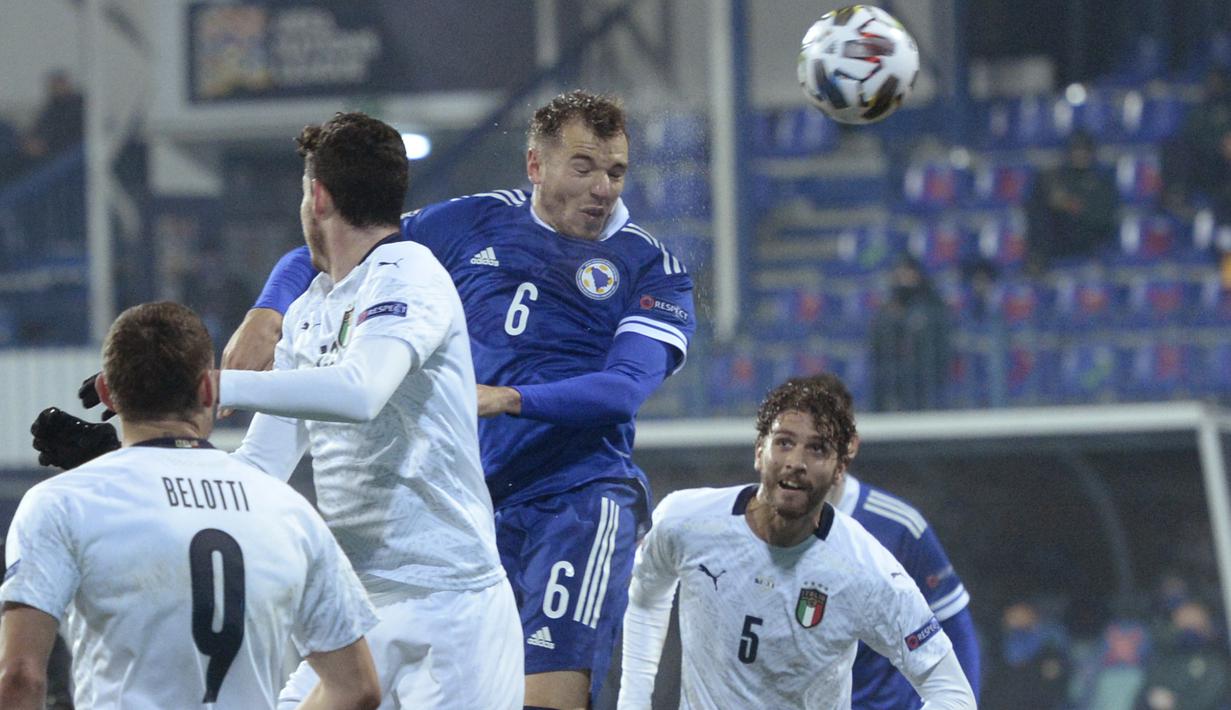 Pemain Bosnia-Herzegovina, Sinisa Sanicanin menyundul bola saat bertanding melawan Italia pada pertandingan UEFA Nations League di Grbavica Stadium, Sarajevo Bosnia, Rabu (18/11/2020). Italia menang 2-0 atas Bosnia-Herzegovina. (AP Photo / Kemal Softic)
