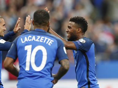 Para pemain Prancis merayakan gol Thomas Lemar (kanan) saat melawan Belanda pada kualifikasi Piala Dunia 2018 Grup A di Stade de France stadium, Saint-Denis, (31/8/2017). Prancis menang 4-0. (AP/Christophe Ena)