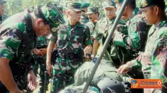 Citizen6, Depok: Pada kesempatan yang sama Panglima TNI juga mengecek kesiapan alat peralatan yang digunakan oleh prajurit PPRC TNI serta meresmikan Gedung PPRC TNI. (Pengirim: Badarudin Bakri)