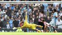 Gelandang Manchester City Prancis #10, Rayan Cherki (kanan), menembak untuk mencetak gol kedua mereka selama pertandingan Liga Inggris antara Manchester City dan Sunderland di Stadion Etihad di Manchester, barat laut Inggris, pada 20 September 2026. (PETER POWELL/AFP)