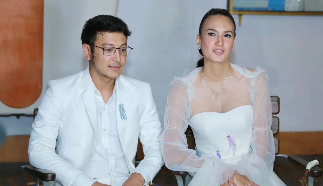Tyas Mirasih dan Raiden Sudjono jadi salah satu tamu yang hadir di resepsi pernikahan Nadine Chandrawinata dan Dimas Anggara di Jakarta. (Adrian Putra/Bintang.com)