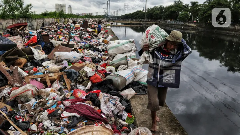 Tumpukan Sampah Sisa Banjir dari Kali Cengkareng