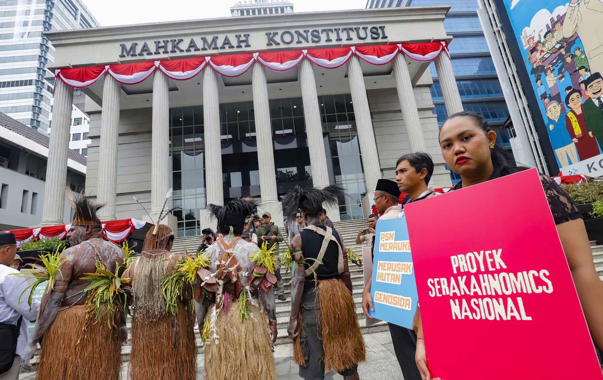 FOTO: Geram PSN Gugat Pasal Proyek Strategis Nasional, Gelar Doa Adat di MK