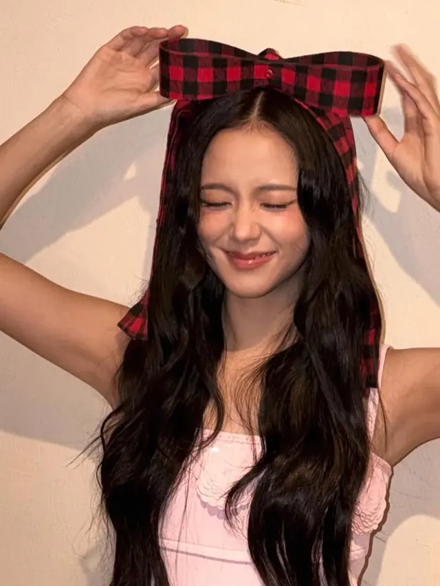 Jisoo Natal 2025 dengan pakaian serba pink pakai pita. [@sooyaaa__]