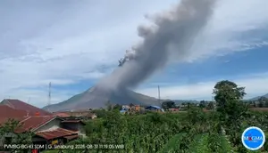 Status Sinabung Naik Usai Erupsi