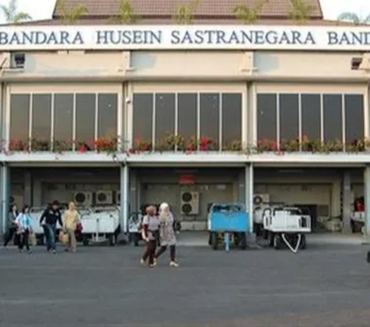 Presiden Joko Widodo memerintahkan penerbangan komersial jet dari Bandara Husein Sastranegara, Bandung dipindah ke Bandara Kertajati, Majalengka.