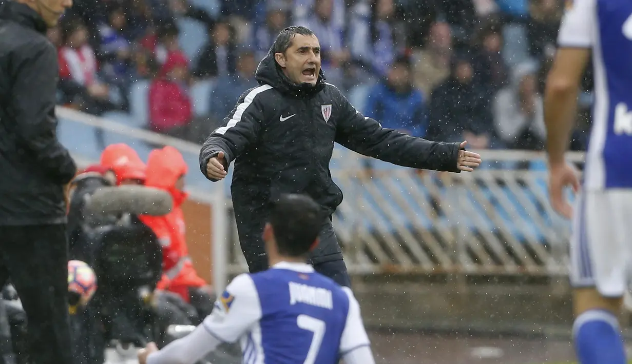 Pelatih Athletic Bilbao, Ernesto Valverde, memberikan arahan saat laga lanjutan La Liga melawan Real Sociedad di Stadion San Sebastian (12/04/17). Ernesto Valverde dikabarkan menjadi suksesor Luis Enrique di Barcelona. (EPA/Javier Etxezarreta)