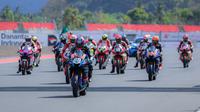 Pembalap Yamaha Racing Indonesia, Wahyu Nugroho memacu motornya saat Race 2 AP250 Asia Road Racing Championship (ARRC) Mandalika 2025 di Sirkuit Internasional Pertamina Mandalika, Lombok, NTB, Minggu (31/08/2025). (Bola.com/Bagaskara Lazuardi)