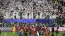 Pemain Qatar merayakan kemenangan atas Iran di depan para pendukungnya setelah laga semifinal Piala Asia 2023 di Al Thumama Stadium, Doha, Qatar, Rabu (07/02/2024). (AP Photo/Hussein Sayed)