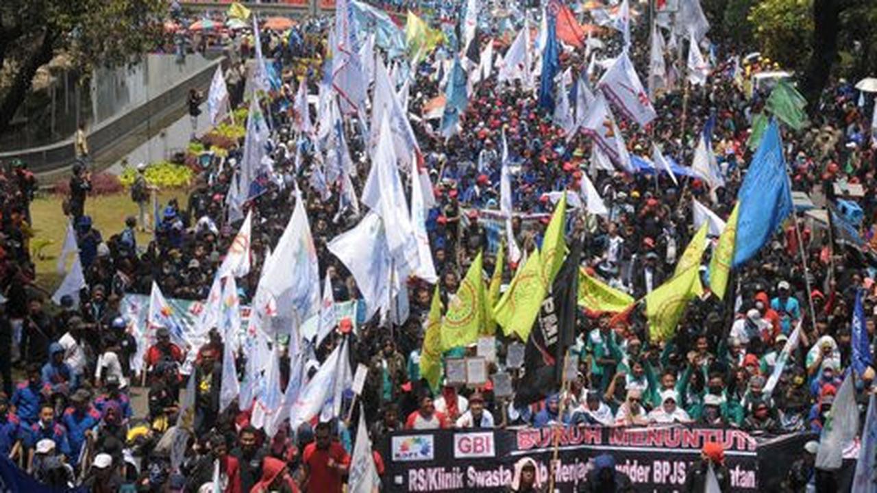 Tuntut KHL & UMK, ribuan buruh blokir kawasan industri di Purwakarta