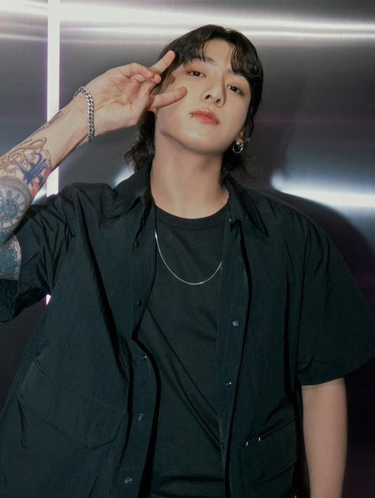 <p>2. Jungkook, vokalis utama, penari utama, sub-rapper, center, dan maknae BTS, tidak memiliki gelar "Golden Maknae" tanpa alasan! Dia dikenal unggul dalam segala hal terutama dalam bidang musik dan atletik. (Foto: Instagram/ jungkook_bighitentertainment)</p>