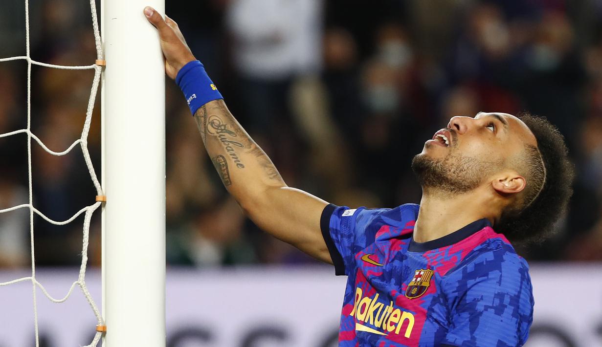 Tertinggal satu gol membuat Barcelona berupaya untuk bangkit. Namun, Aubameyang dan kolega dibuat kesulitan untuk membongkar pertahanan rapat tim tamu. (AP/Joan Monfort)