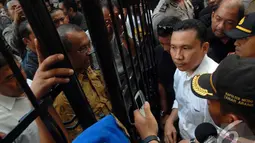 Salah satu panitia acara yang juga aktivis '98, mengatakan bahwa para aktivis yang sudah berdatangan sejak pagi tiba-tiba dilarang masuk, Jakarta, Selasa (24/06/2014) (Liputan6.com/Faisal R Syam)