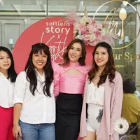 Penyanyi Mandarin, Kartika Wang kenalkan produk Softlens Story yang warna-warni.
