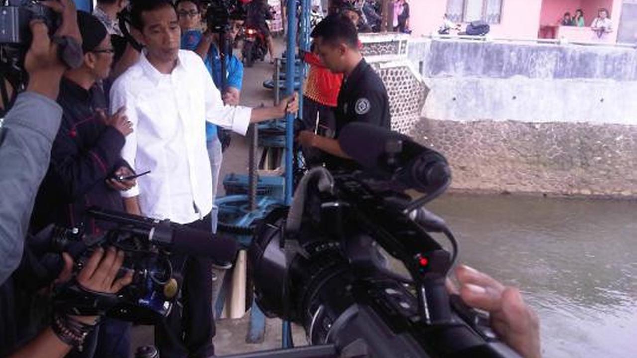 Gubernur DKI Jakarta Joko Widodo tinjau pintu air Katulampa