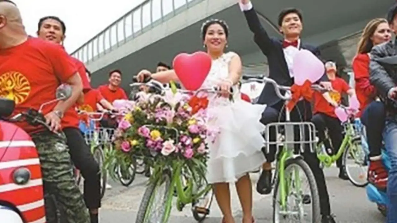 Berhemat, Pengantin Gunakan Sepeda ke Lokasi Pernikahan