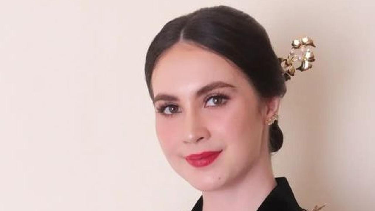 Potret Cantik Arumi Bachsin Tampil Mengenakan Batik Khas Pamekasan, Penampilan Ibu Wagub Langsung Curi Perhatian