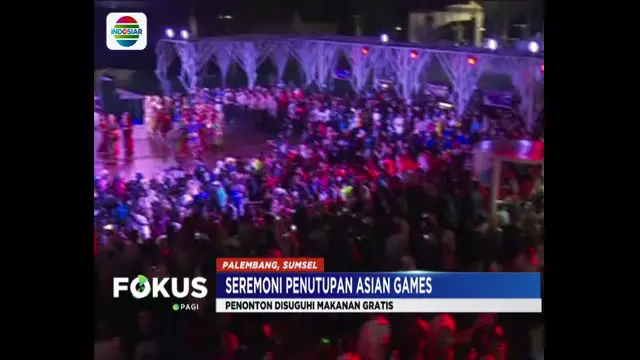 Warga Palembang nobar upacara penutupan Asian Games 2018  di Jakabaring Sport City sambil menikmati beraneka santapan gratis.