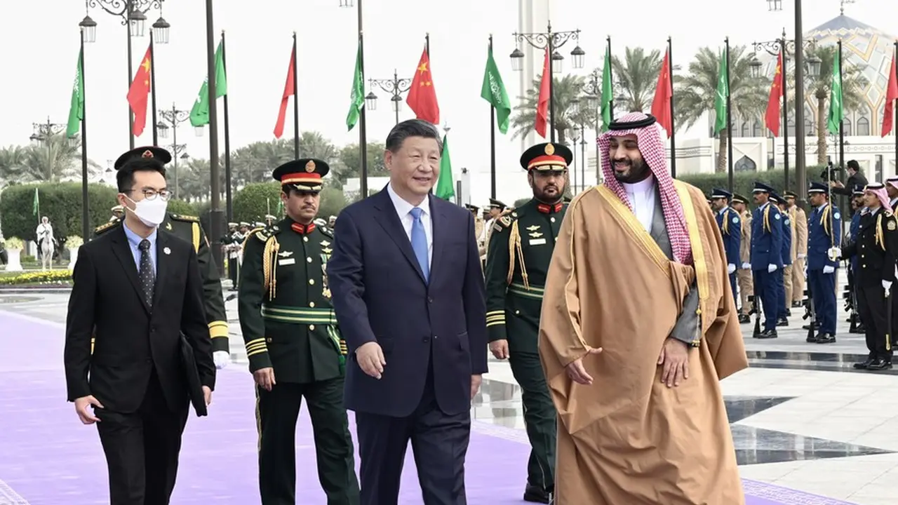 Presiden China Xi Jinping melakukan kunjungan kenegaraan ke Arab Saudi dan disambut Putra Mahkota sekaligus Perdana Menteri Arab Saudi Mohammed bin Salman Al Saud.