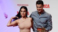 Cristiano Ronaldo bersama kekasihnya, Georgina Rodriguez, berpose usai menghadiri acara penghargaan Marca di Madrid, Spanyol (29/7/2019). (AFP/Javier Soriano)