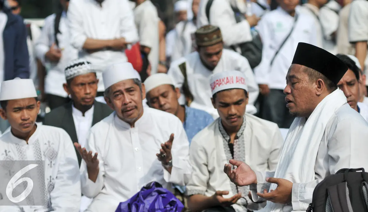 Dipimpin imam, para jamaah berdoa setelah melakukan ashar di depan Balai Kota, Jalan Medan Merdeka Selatan, Jakarta, Jumat (4/11). (Liputan6.com/Yoppy Renato)