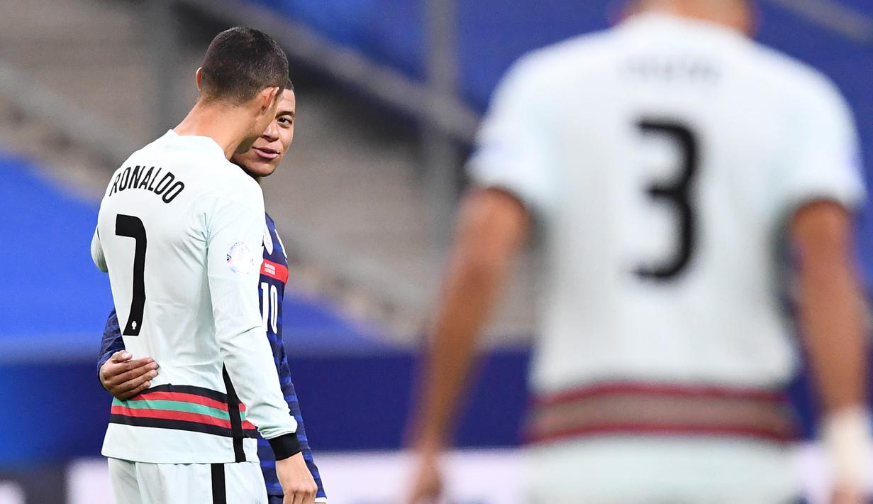 Striker Portugal, Cristiano Ronaldo, berbincang dengan striker Prancis, Kylian Mbappe, pada laga UEFA Nations League di Stadion Stade de France, Senin (12/10/2020). Kedua tim bermain imbang 0-0. (AFP/Franck Fife)