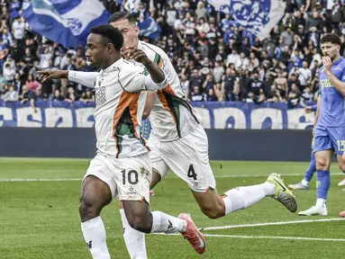 Pemain Venezia, John Yeboah (tengah kiri) melakukan selebrasi bersama Jay Idzes (tengah kanan) setelah mencetak gol ke gawang Empoli dalam laga lanjutan Liga Italia 2024/2025 di Carlo Castellani Stadium, Empoli, Italia, Minggu (20/04/2025) waktu setempat. (AP Photo/LaPresse)