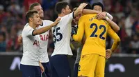 Para pemain Tottenham Hotspur berselebrasi setelah menjuarai Audi Cup 2019 dengan mengalahkan Bayern Munchen 2019, Kamis (1/8/2019) dini hari WIB. (AFP/Cristof Stache)
