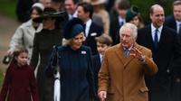 Raja Charles dan Camilla Inggris, Permaisuri tiba di Gereja St. Mary Magdalene di Sandringham, Norfolk, pada 25 Desember 2022. (Daniel Leal/AFP)