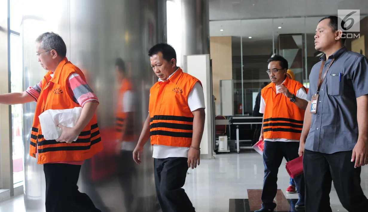 Sejumlah tersangka Anggota DPRD Kota Malang usai menandatangani berkas P21 di Gedung KPK, Jakarta, Kamis (27/12). Dalam kasus dugaan suap pembahasan APBD-P TA 2015, KPK menetapkan 44 Anggota DPRD Kota Malang sebagai tersangka. (Merdeka.com/Dwi Narwoko)