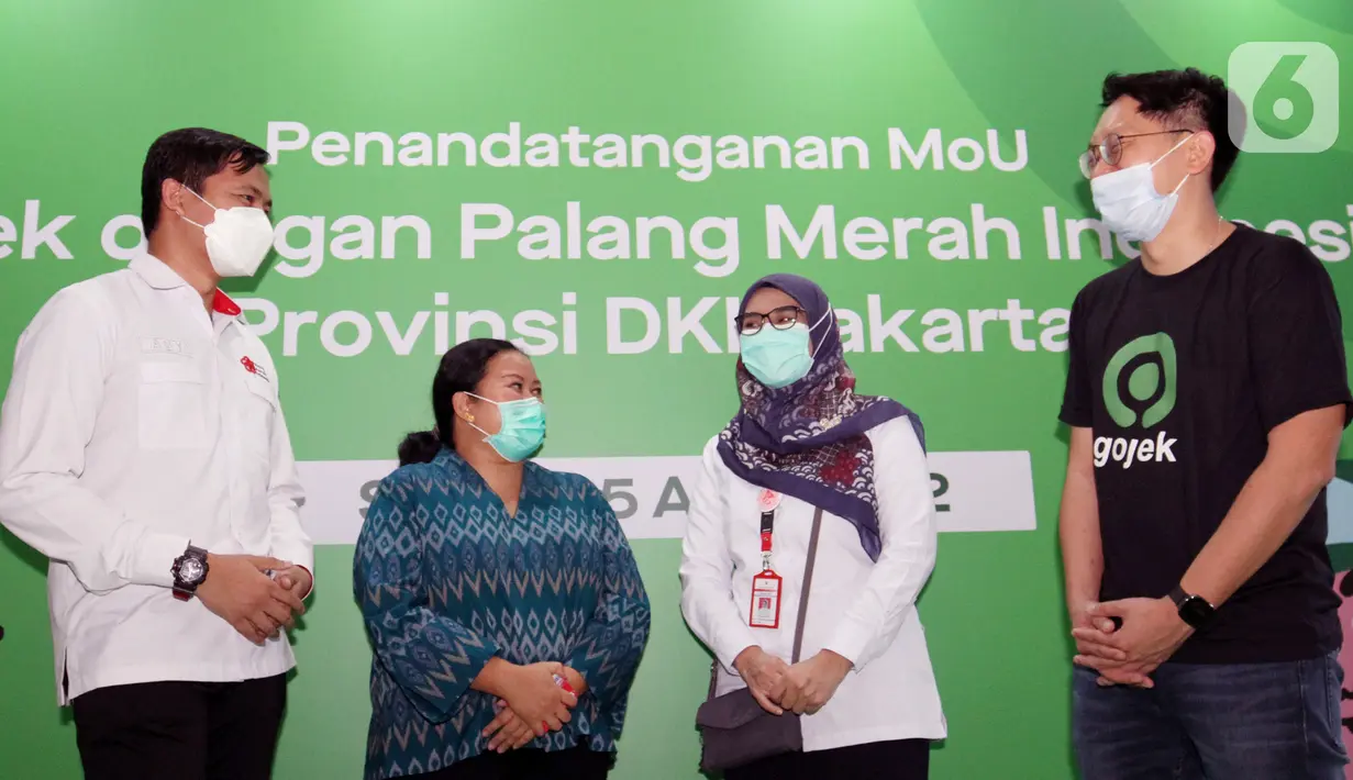 <p>(Ki-Ka) Ketua Bidang Kerja Sama dan Kemitraan Pengurus Provinsi PMI DKI Jakarta Arya Sandhiyudha, Direktur Hubungan Pemerintah dan Kebijakan Publik GoTo Shinto Nugroho, Kepala Unit Donor Darah PMI Provinsi DKI Jakarta Ni Ken Ritchie dan Head of Logistics Gojek Steven Halim berbincang usai penandatanganan Nota Kesepahaman antara Gojek dan PMI Provinsi DKI Jakarta, Senin (25/4/2022). (Liputan6.com/Fery Pradolo)</p>